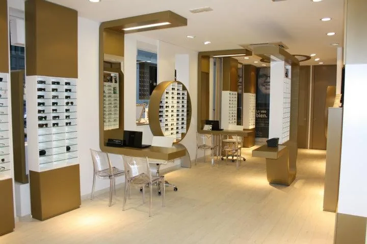 Interior de la óptica Optimax