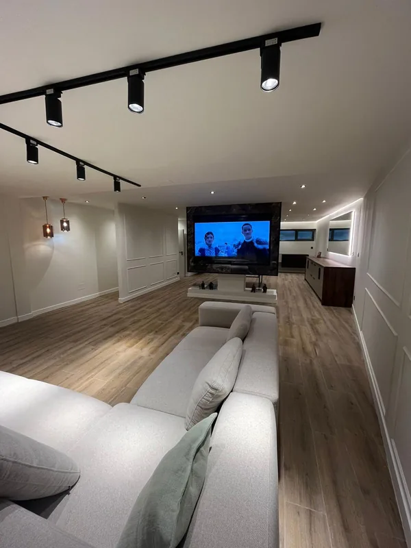 Sala diáfana con iluminación de carril