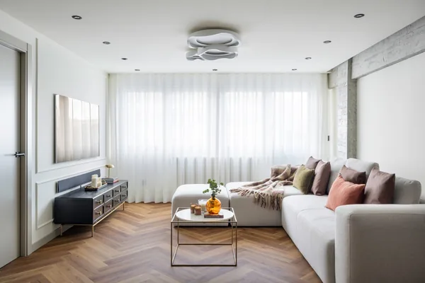 Salón luminoso con sofá blanco