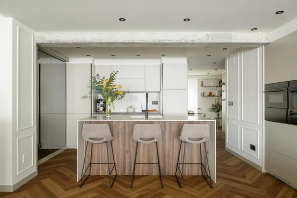 Cocina con isla reformada por 15000studio